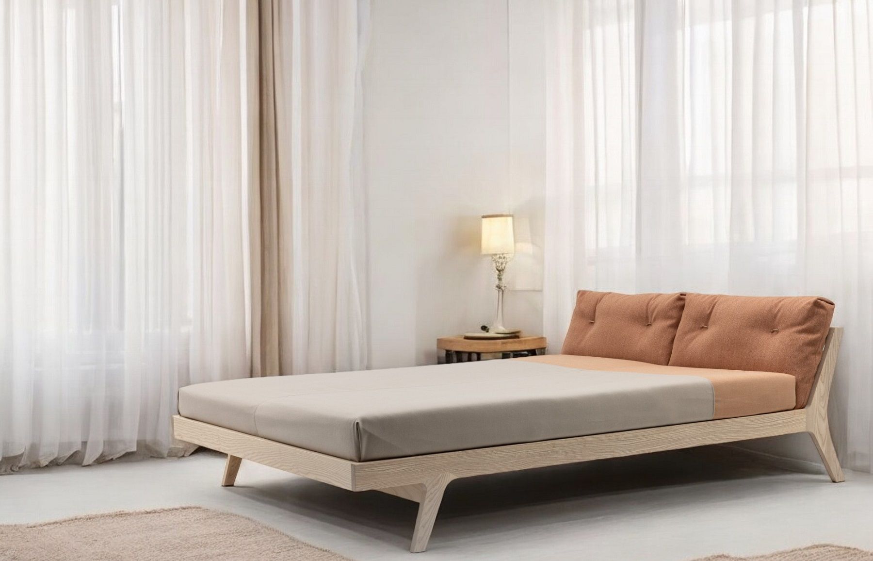 Mellow Bett aus Massivholz von Zeitraum mit gepolstertem Kopfteil und Nachttischlampe.