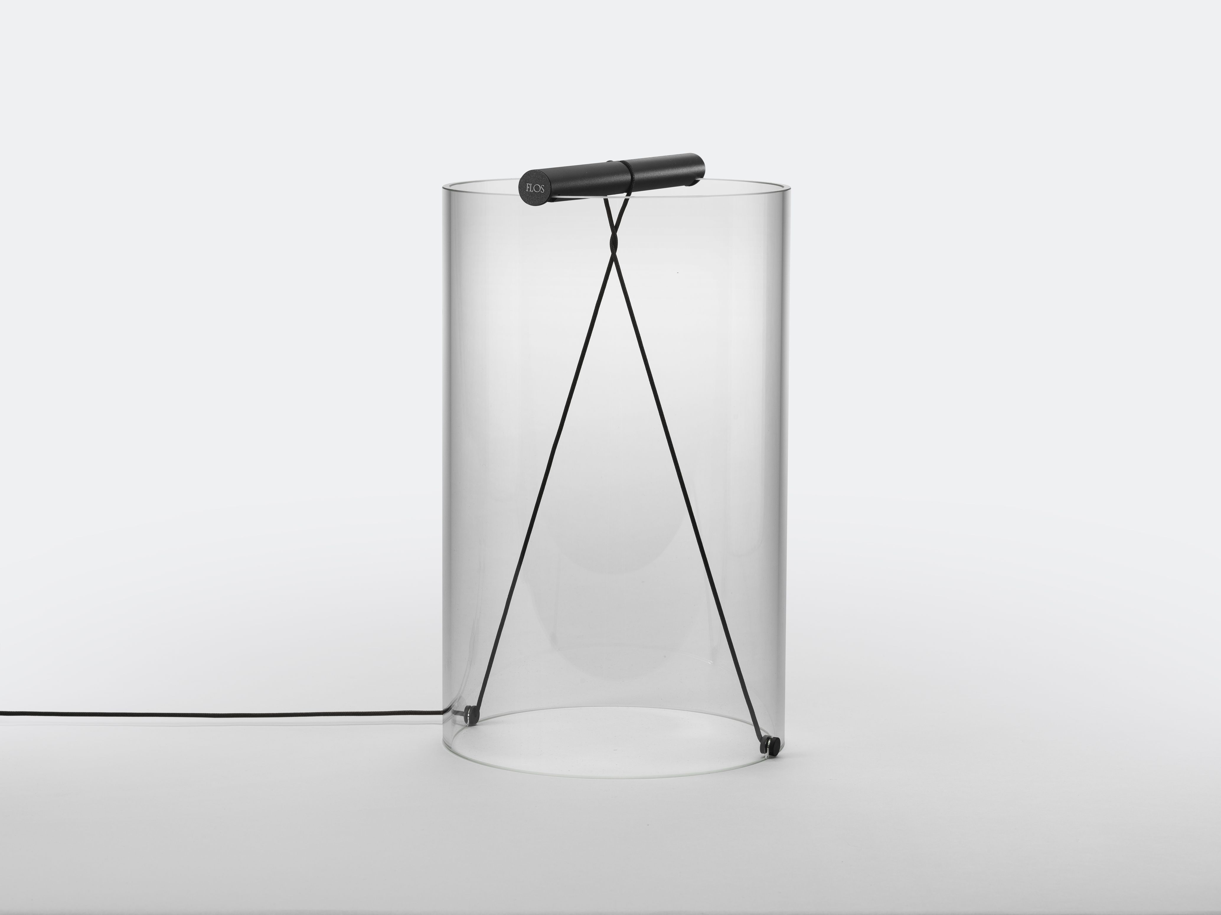 To-Tie T2 LED Tischleuchte von Flos, modernes Design mit schwarzem Lampenkopf und Glaszylinder.