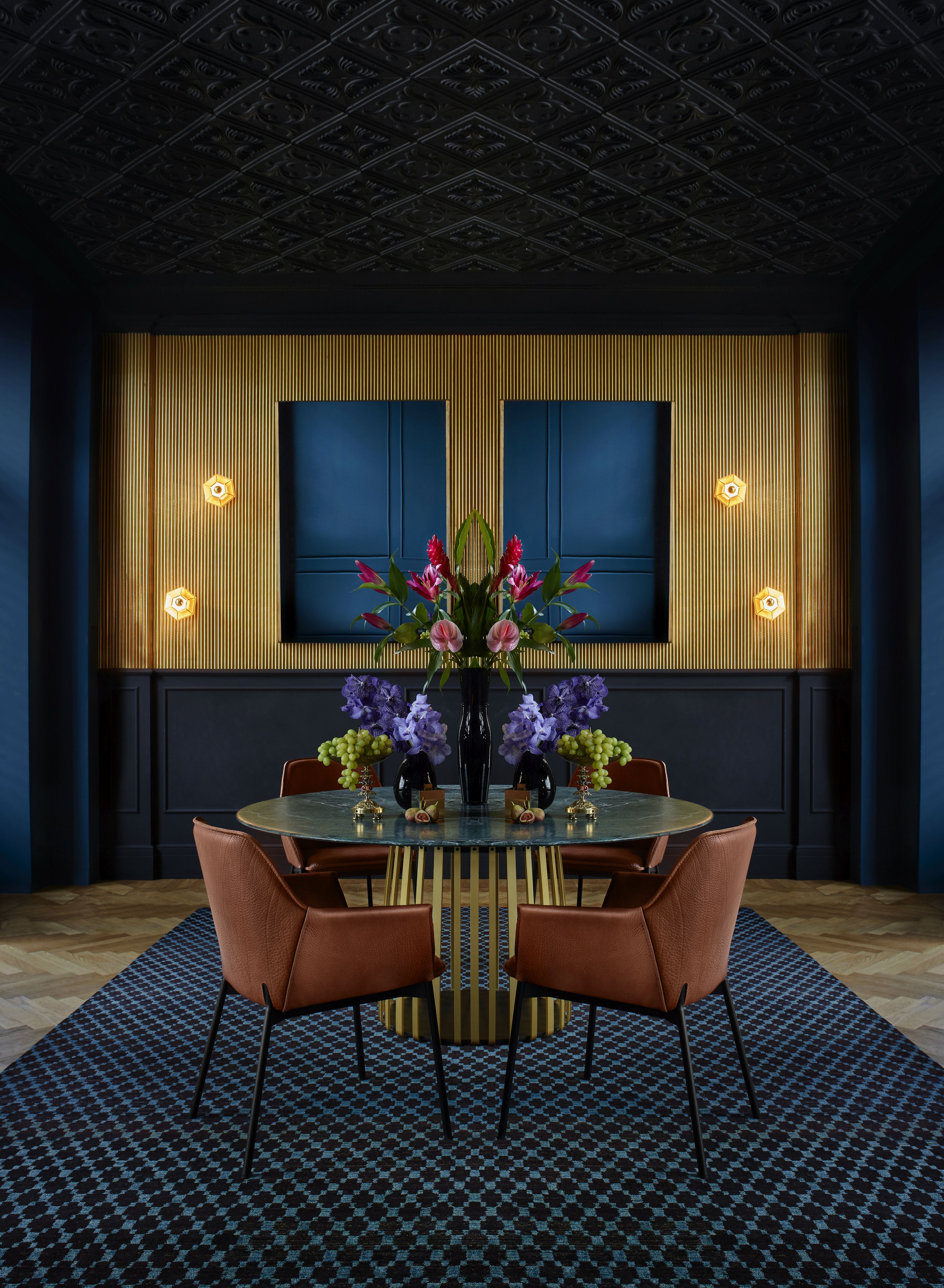 Marla Armlehnstuhl von Freifrau Manufaktur in braunem Leder, hohe Armlehnen, elegante Esszimmer-Einrichtung.