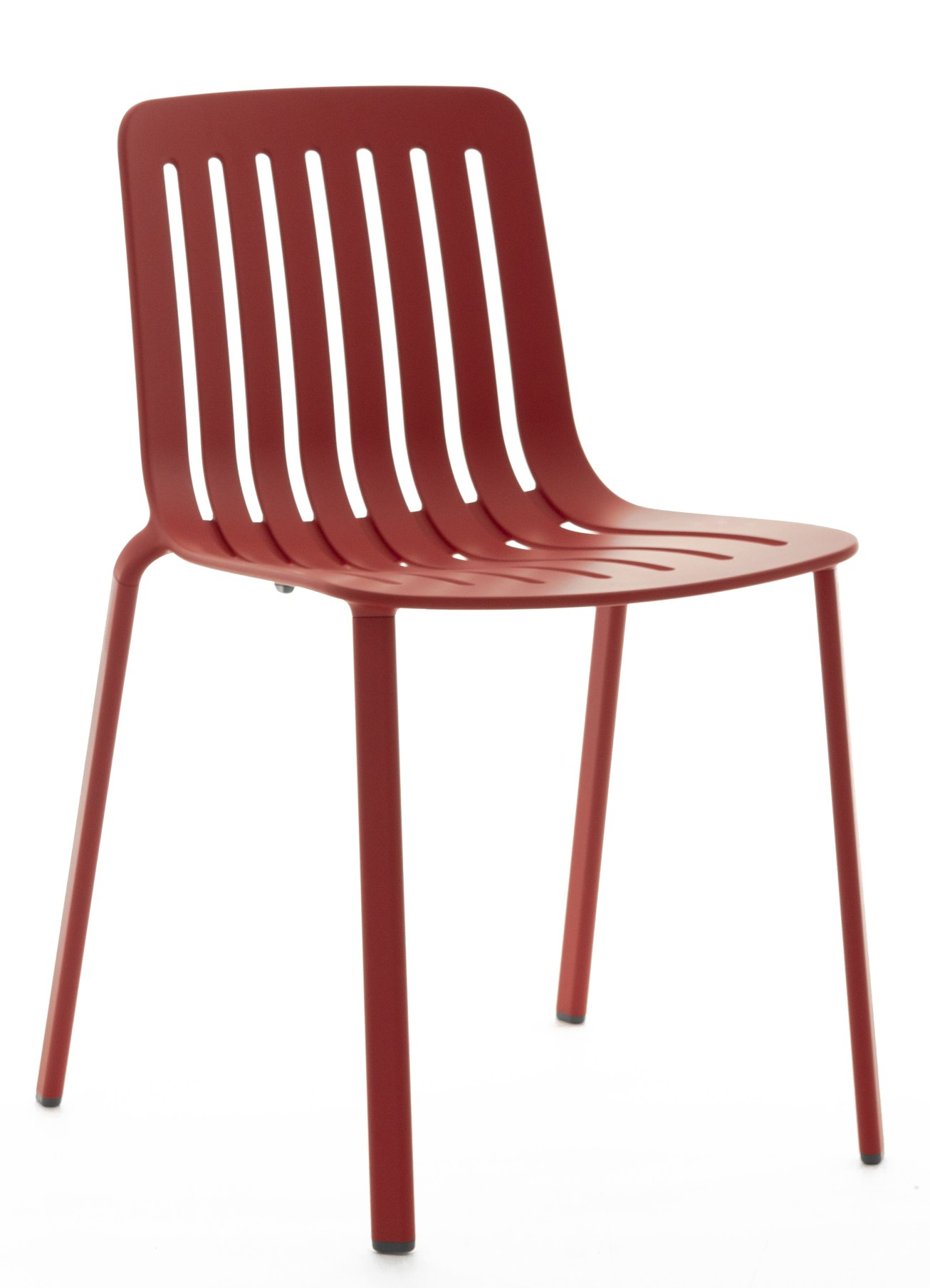 Roter Plato Stuhl von Magis mit schlichtem Design und vertikalen Aussparungen im Rücken.