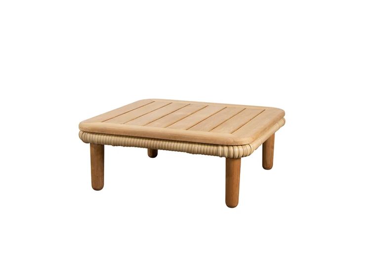 Arch Outdoor Couchtisch mit Teakplatte von Cane-Line, quadratisch, mit Rattan-Details und Holzbeinen.