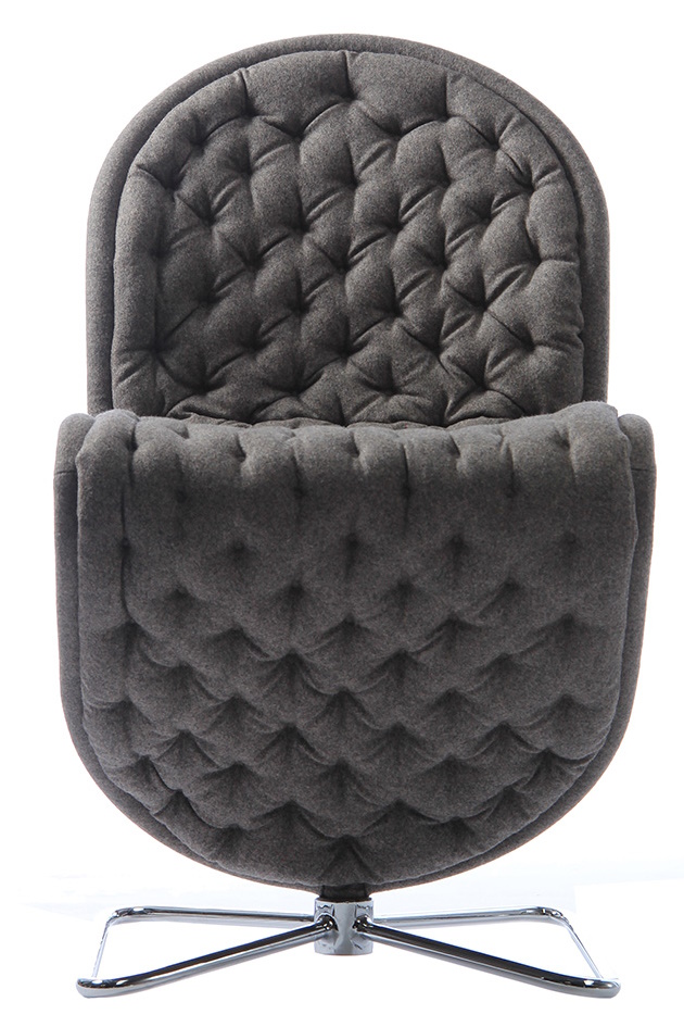 Grauer System 1-2-3 Stuhl mit Knopfheftung und Butterfly-Gestell von Verpan, Frontansicht. Designstuhl für Esszimmer.