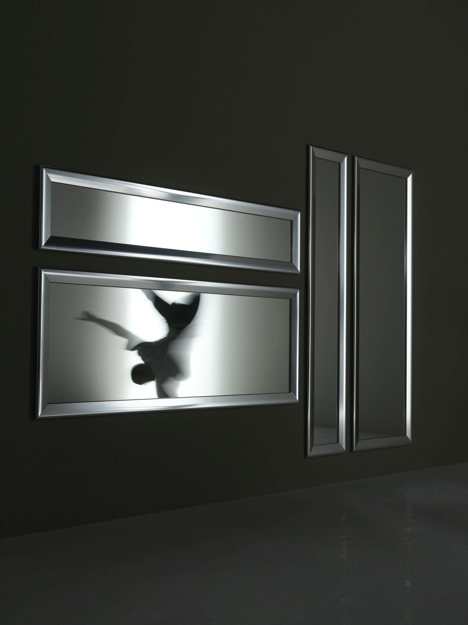 Yume Spiegel mit Rahmen von Casamania Horm, rechteckig und hochformatig, modernes Design für Wohnraum.