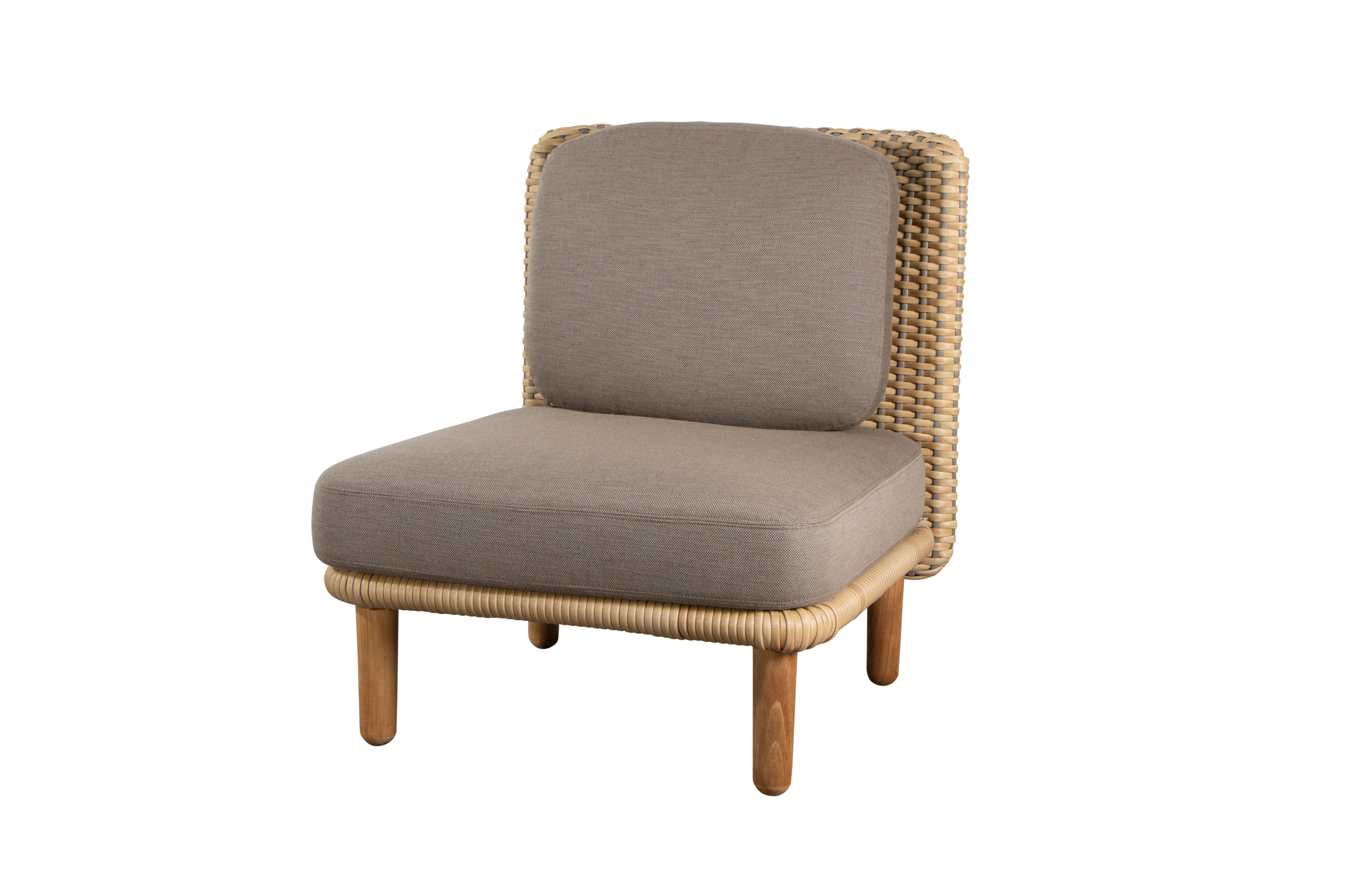 Arch Outdoor Sofa Arm-/Rückenlehne von Cane-Line: Einzelner Lounge Sessel mit Rattan und grauen Polstern.