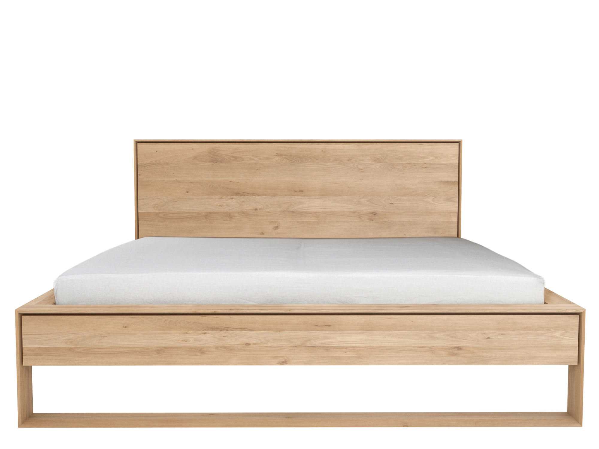 Nordic Eiche Bett von Ethnicraft: Modernes Holzbett mit schlichtem Design und weißem Bettlaken.