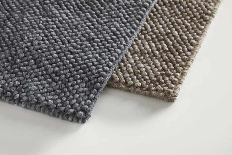 Detailaufnahme: Dunkelgrauer Tact Rug Teppich von Woud mit strukturierter Oberfläche und beiger Variante.