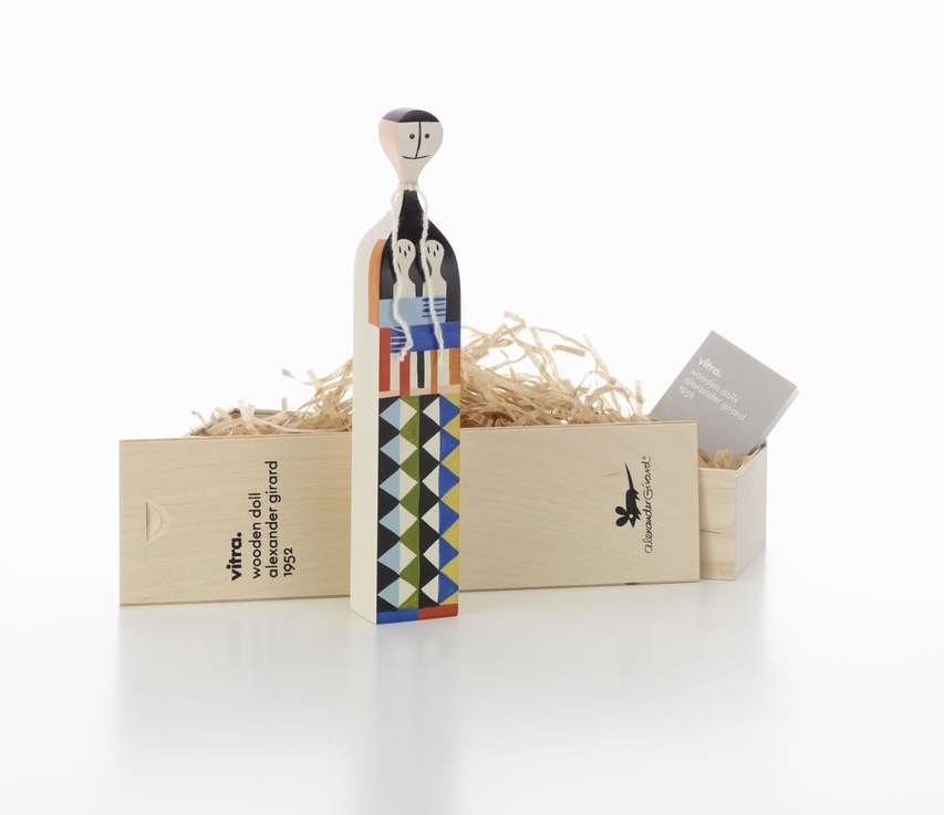 Vitra Wooden Doll No. 5 Holzfigur mit geometrischen Mustern und Holzkiste, Designobjekt von Alexander Girard.