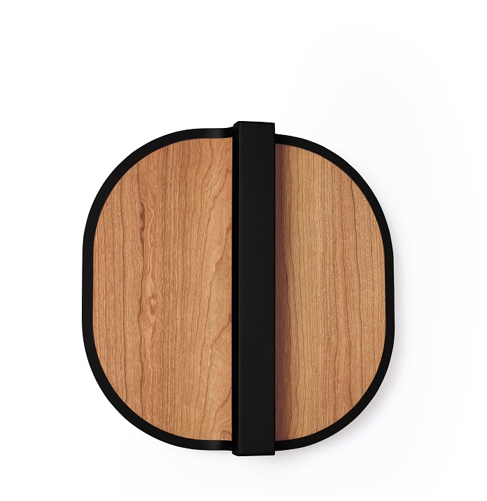 Omma Lamp Wandleuchte von LZF Lamps: Ovale Wandlampe aus Holz mit schwarzem Akzent.