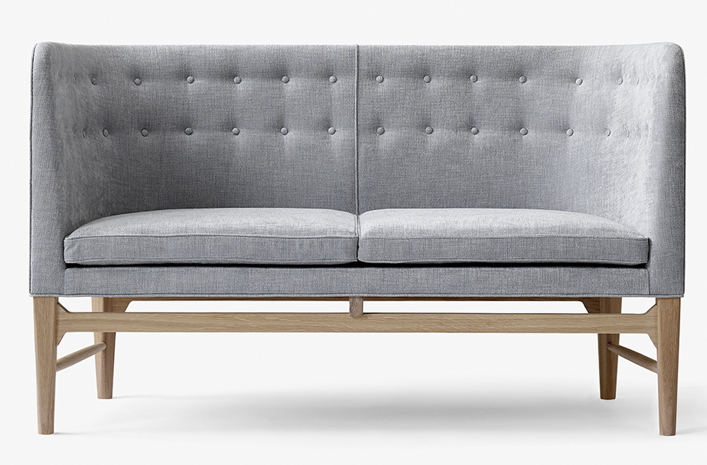 Graues Mayor 2-Sitzer Sofa mit Knopfleiste und hellem Holzgestell, modernes Design für Wohnzimmer.