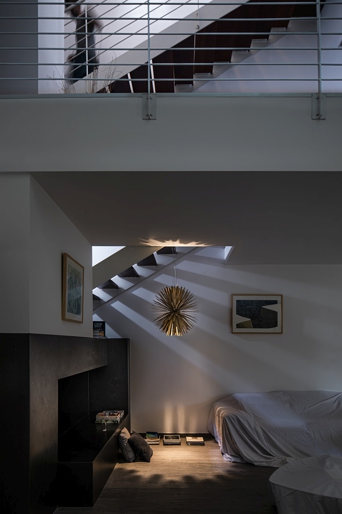 Goldene Sun Light of Love Pendelleuchte von Foscarini in modernem Wohnraum mit Treppe.