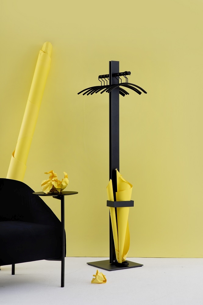 Standfree P Garderobenständer mit Schirmständer von Cascando in Schwarz mit Kleiderbügeln und Schirm.