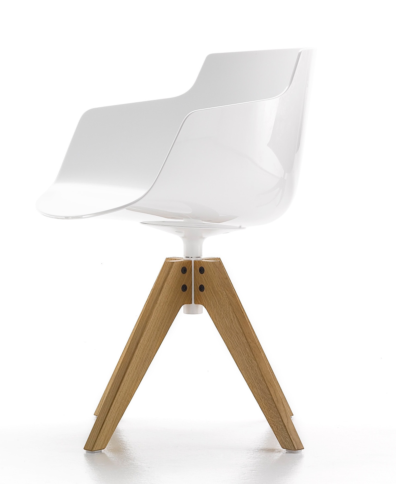 Weißer Flow Chair Stuhl mit Eiche Vierfußgestell von MDF Italia, modernes Design Möbel.