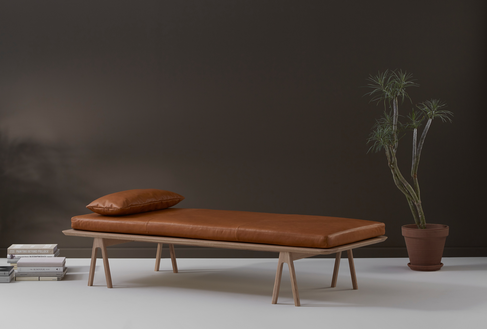 Level Daybed Liege von Woud, Leder Liege mit Kissen und Holzgestell.