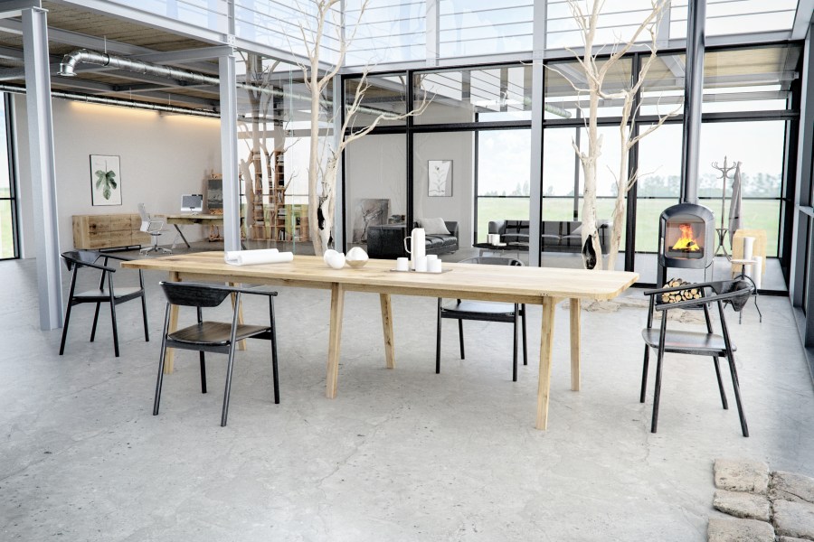 Heller Lav Esstisch Trebord aus Holz mit Stühlen in modernem, lichtdurchflutetem Wohnraum.