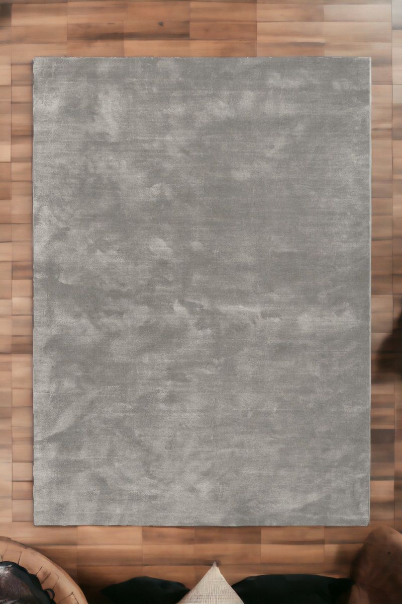 Draufsicht: Grauer Tencel Teppich von miinu auf Holzboden, stilvolles Wohnaccessoire für modernes Interieur.