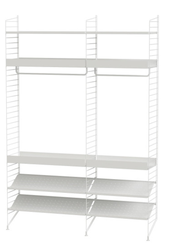 Weißes String Regalsystem für das Schlafzimmer mit Regalböden und Kleiderstangen.