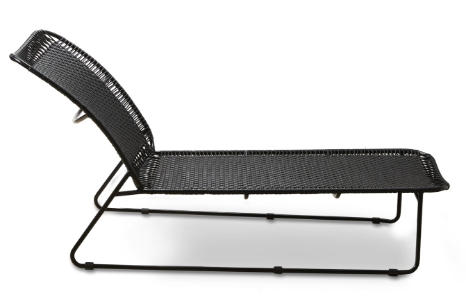 Schwarze Cielo Daybed Outdoor Liege von ames, geflochtene Sitzfläche und modernes Design.