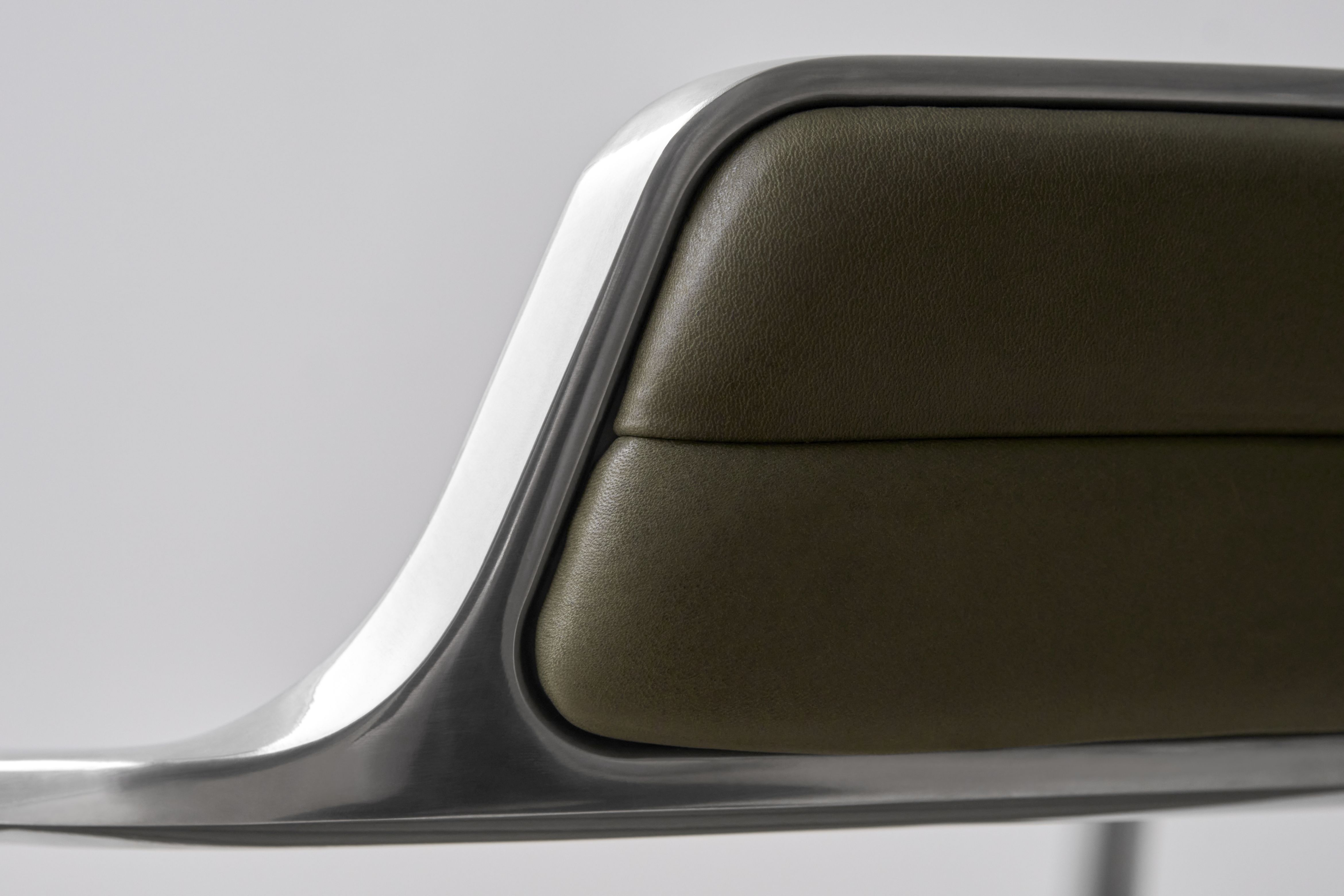 VIPP452 Swivel Stuhl mit Gleitern grünes Leder Vipp