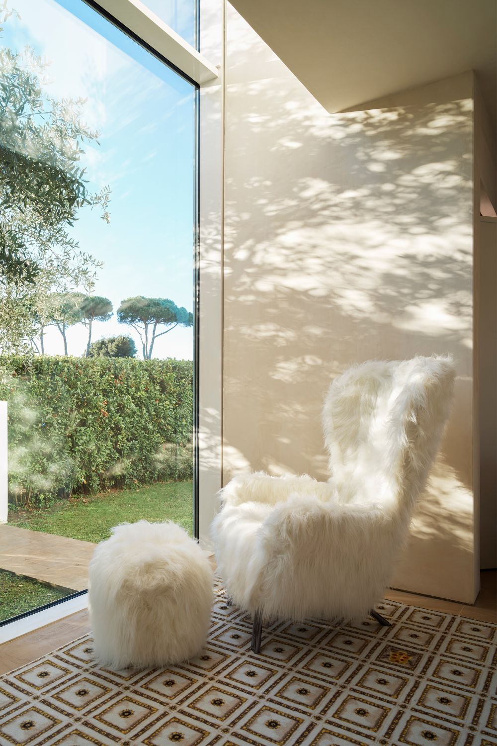 Weißer Guelfo Sessel mit Fellbezug und passendem Hocker von Opinion Ciatti vor Fenster.