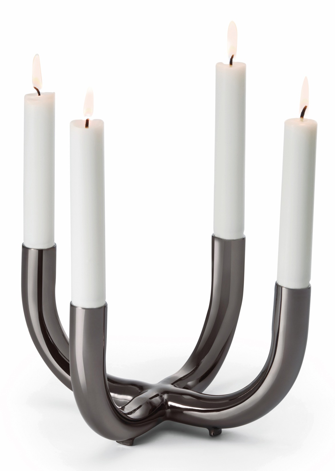 Salone Leuchter von Philippi mit vier brennenden, weißen Kerzen in einem modernen, dunklen Kerzenständer.