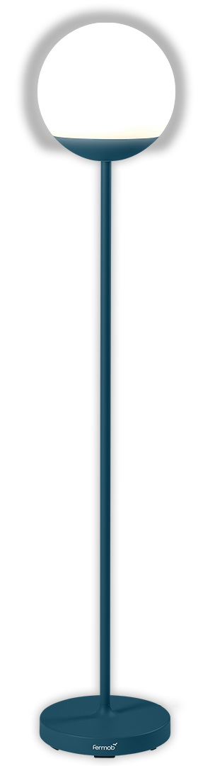 Mooon! Stehleuchte in Acapulcoblau von Fermob: Moderne Gartenleuchte mit runder Form und warmem Licht.