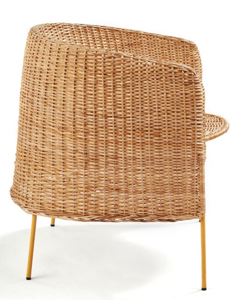 Caribe Lounge Chair aus Rattan mit gelben Beinen für den Outdoor-Bereich, Seitenansicht.