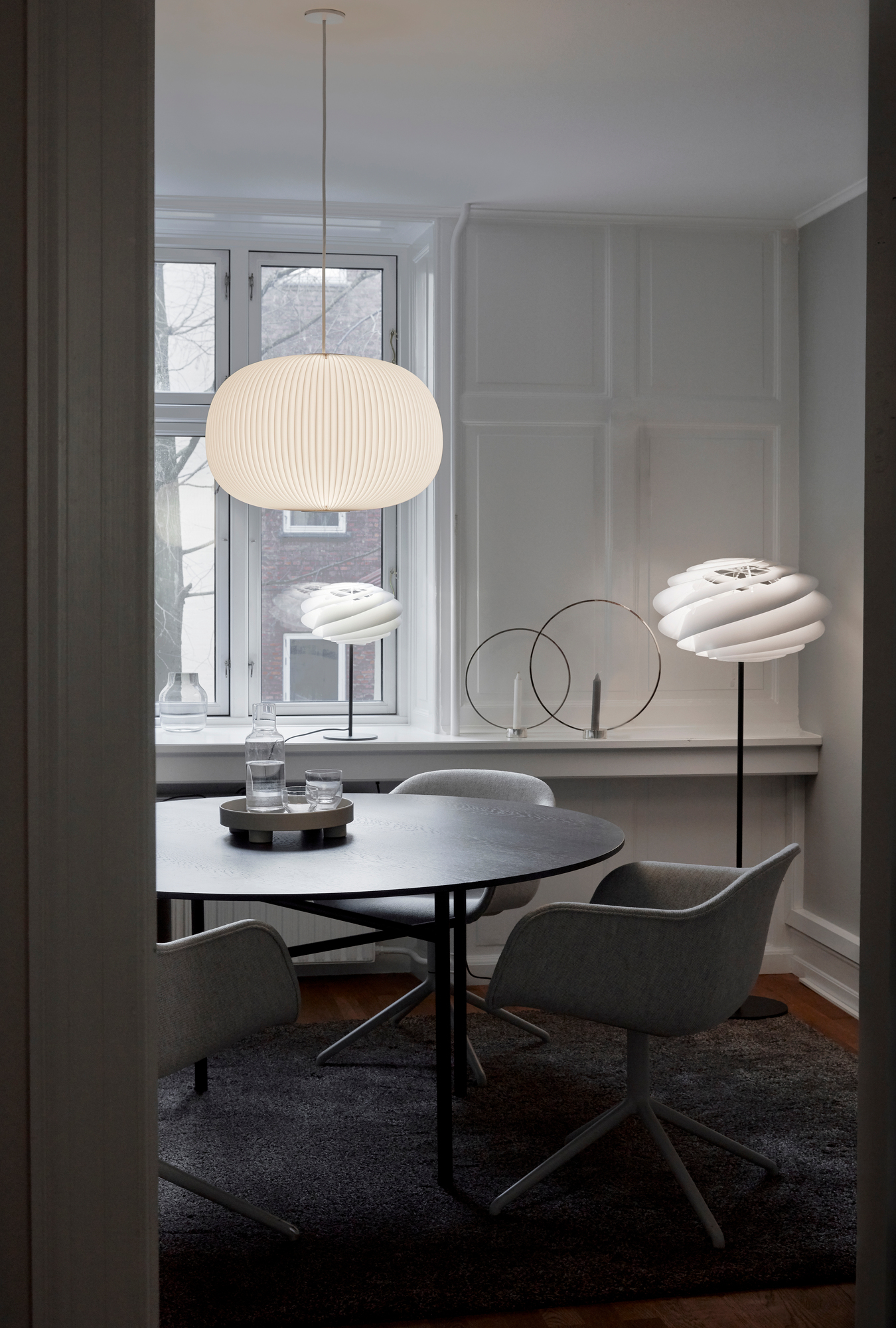 Helle Lamella Pendelleuchte von Le Klint über Esstisch in modernem Esszimmer. Design Lampe.