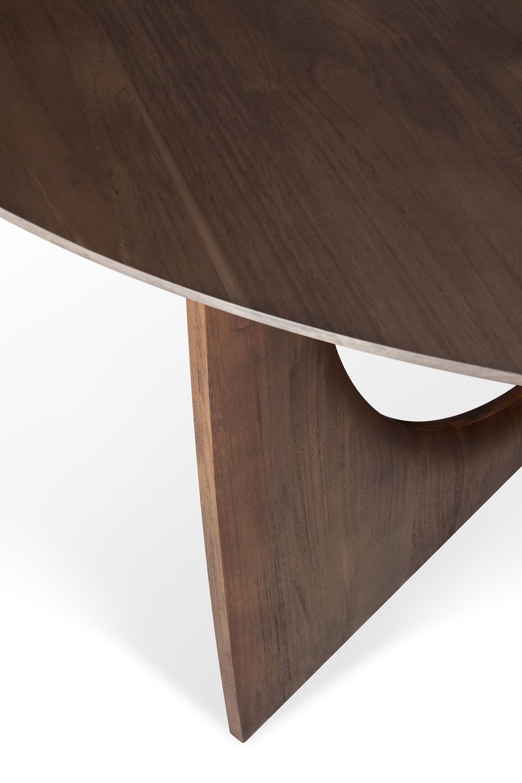 Detailaufnahme des Geometric Teak Tisch von Ethnicraft, brauner Holztisch mit modernem Design.