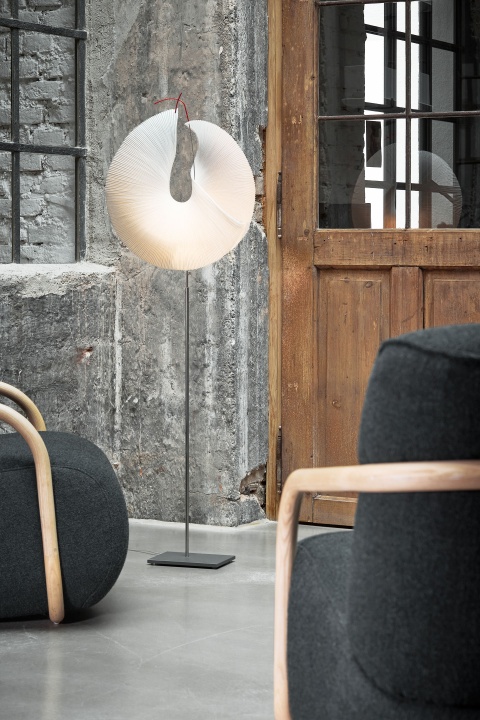 Yoruba Rose Stehleuchte von Ingo Maurer, moderne Papierleuchte mit rundem Lampenschirm und filigranem Metallfuß.