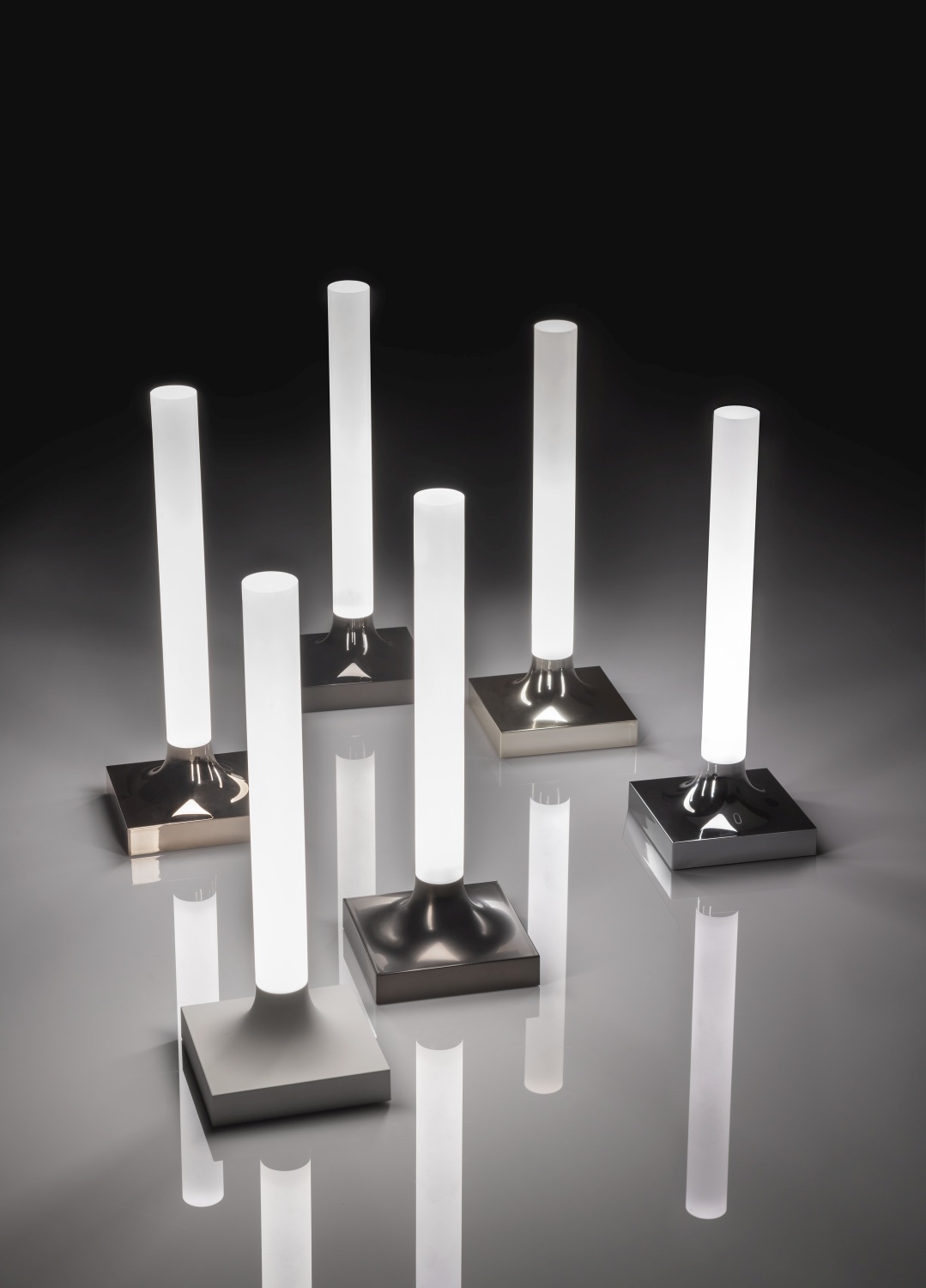 Mehrere Goodnight Akkuleuchten von Kartell, verchromt und poliert, im Studio. Moderne Tischleuchten.