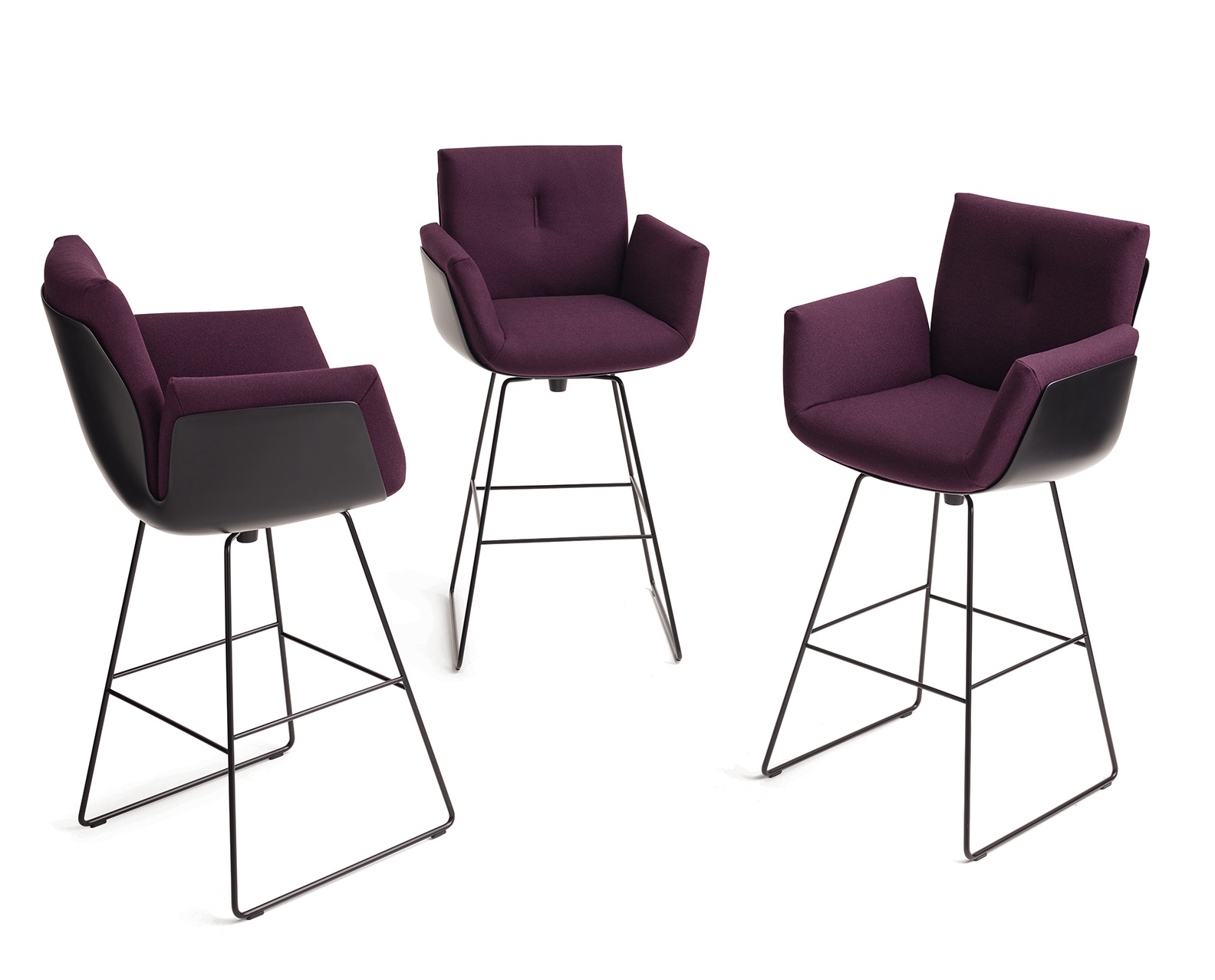 Drei Alvo Barstühle mit Drahtgestell in Lila und Schwarz auf weißem Hintergrund.