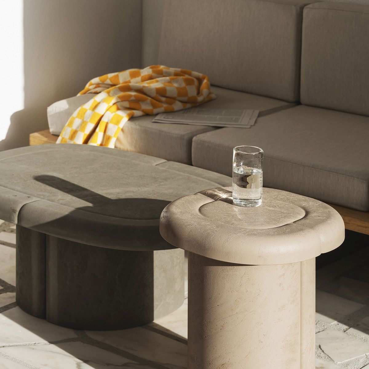 Ovaler Alder Lounge Table Couchtisch von Mater, geeignet für drinnen und draußen, mit Wasserglas.