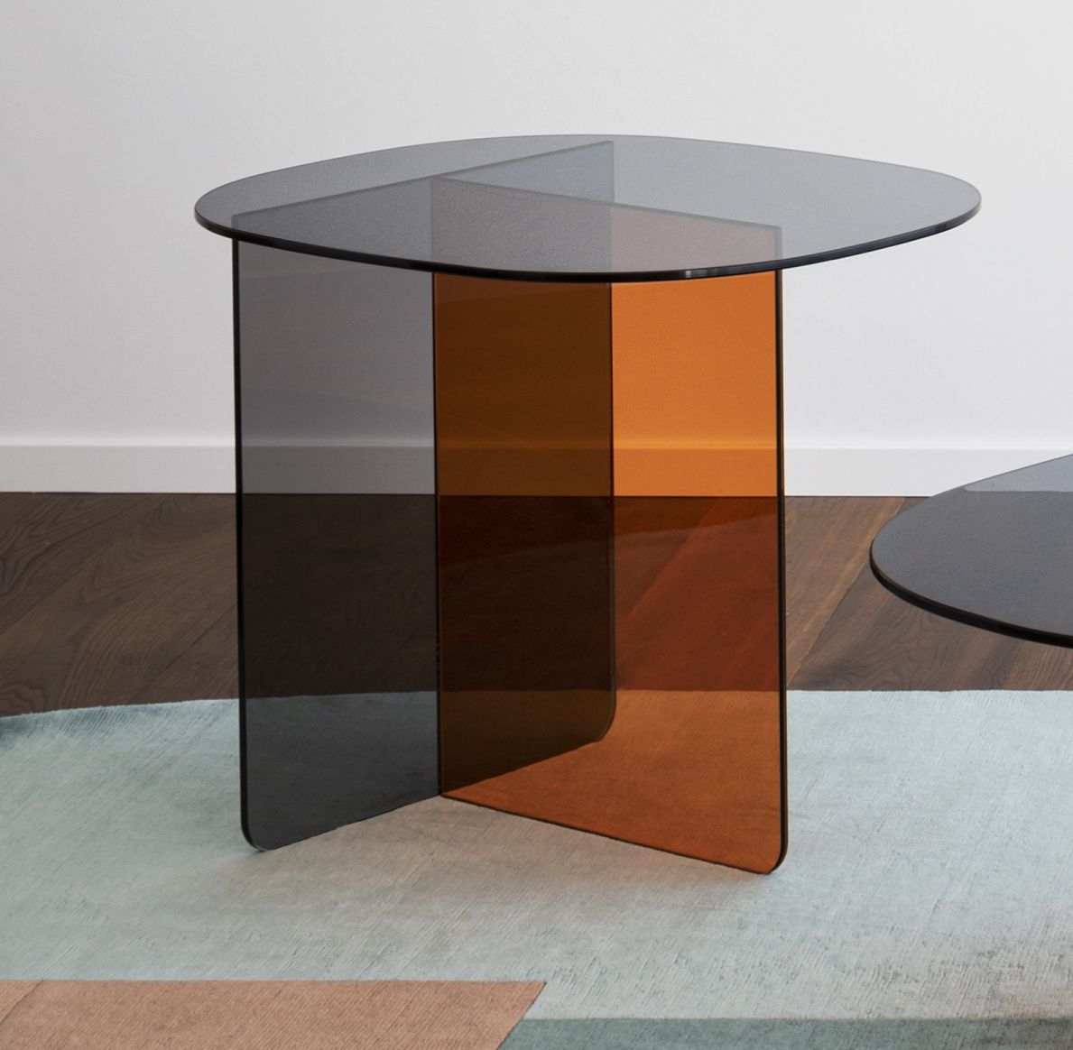 Chap Beistelltisch von Miniforms: Moderner Couchtisch aus farbigem Glas in Braun- und Grautönen.