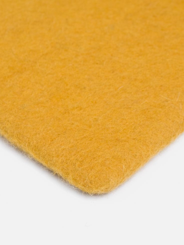 Detailaufnahme des myfelt Filzteppichs in Gelb, rechteckig, 160x230 cm, für Wohnzimmer und Schlafzimmer.