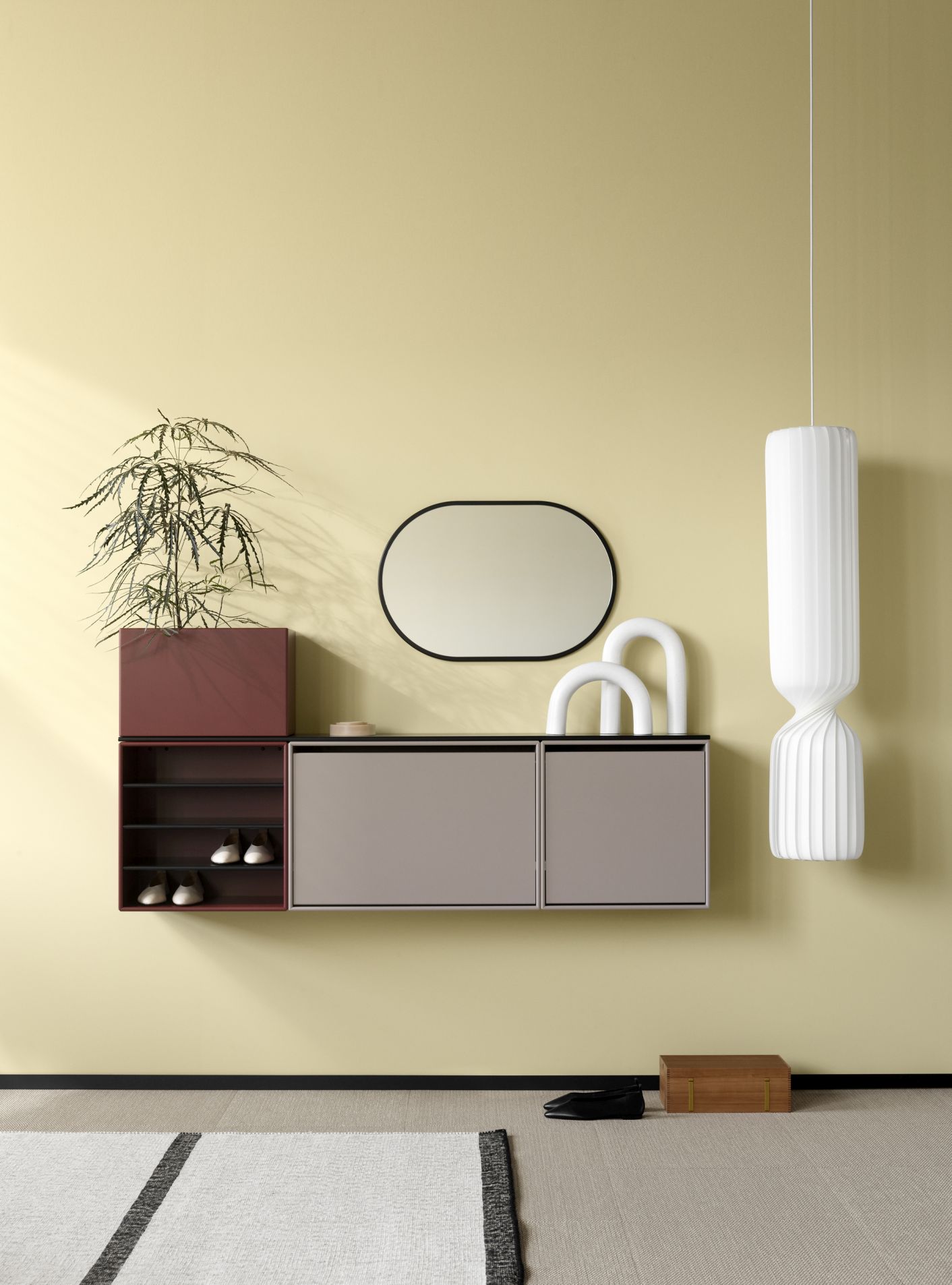 Moderner Hide Schuhschrank von Fennel Montana, schwebend an gelber Wand mit Deko und Schuhen.