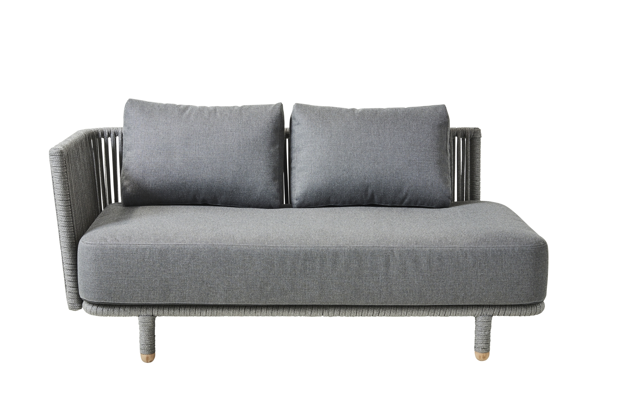 Graues Moments Outdoor Sofa von Cane-Line, 2-Sitzer mit rechter Armlehne und zwei Kissen.