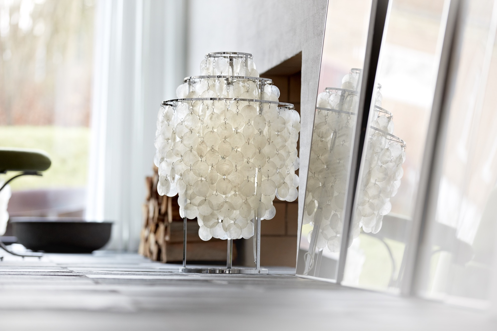 FUN 1TM Tischleuchte von Verpan mit Muscheln und Chromgestell im modernen Ambiente.