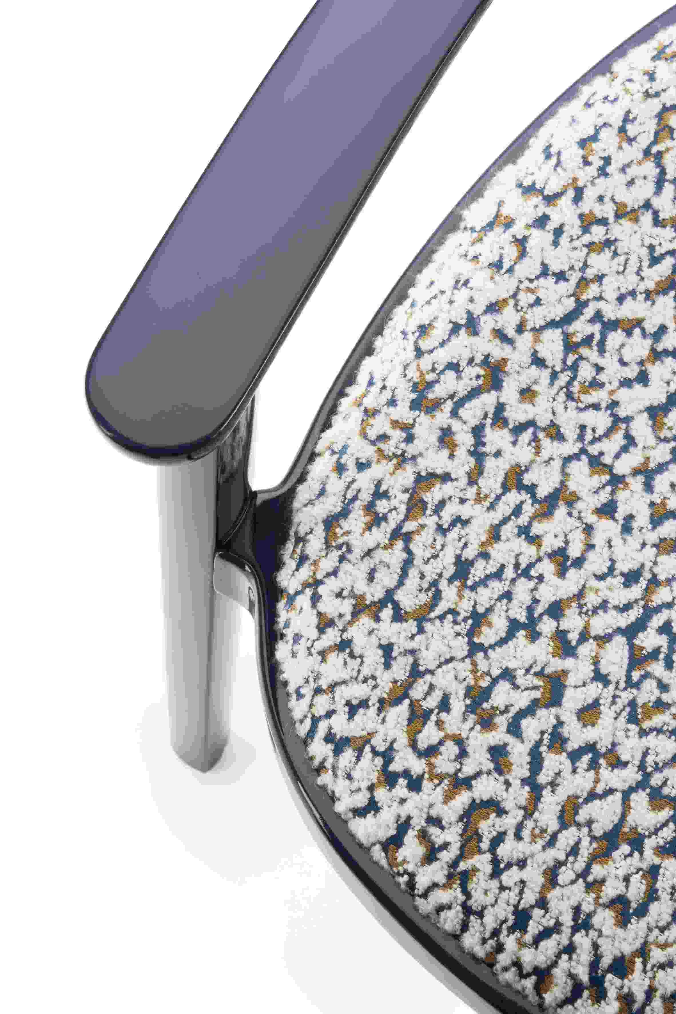 Detailansicht: Holzsesessel mit Armlehnen, gepolsterter Sitz mit Muster, Thonet-Design, Möbel für Wohnen und Büro.