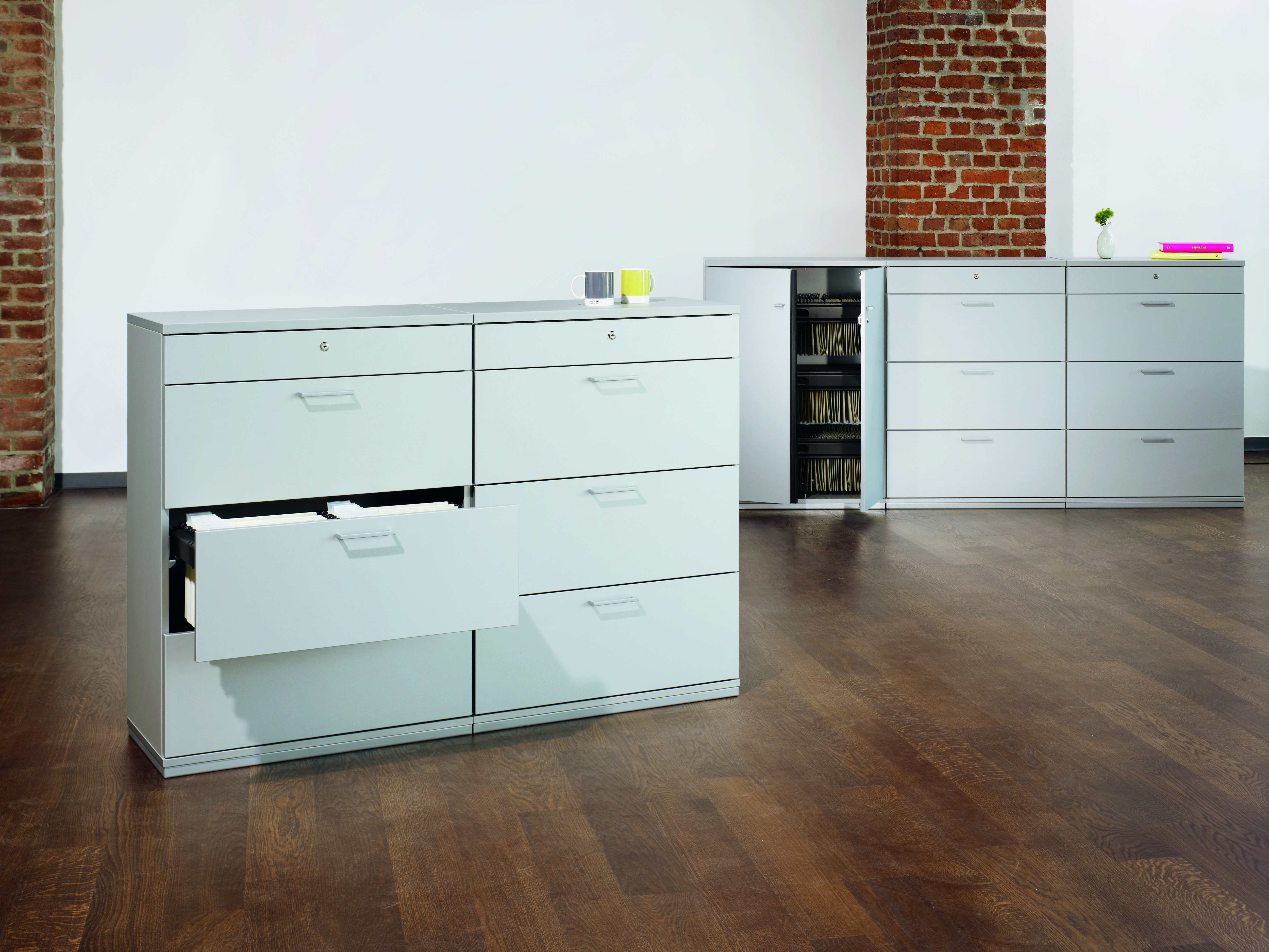 Acta Garderobenschrank von König+Neurath: Grauer Büroschrank mit Schubladen und Schließfächern für Büroorganisation und Aktenlagerung.