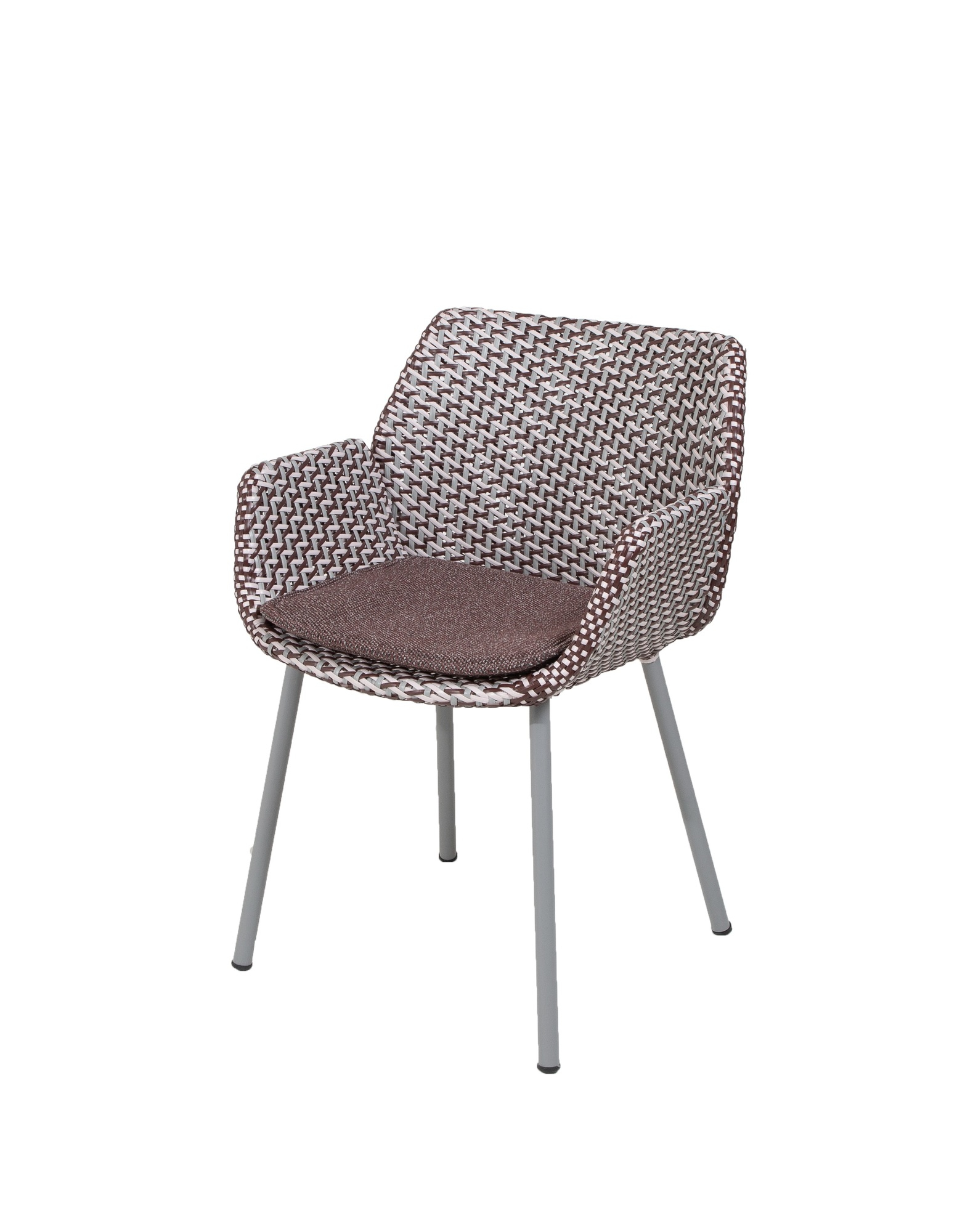 Cane-Line Sessel mit Vibe Outdoor Kissen in dunklem Bordeaux, modernes Gartenmöbel Design.