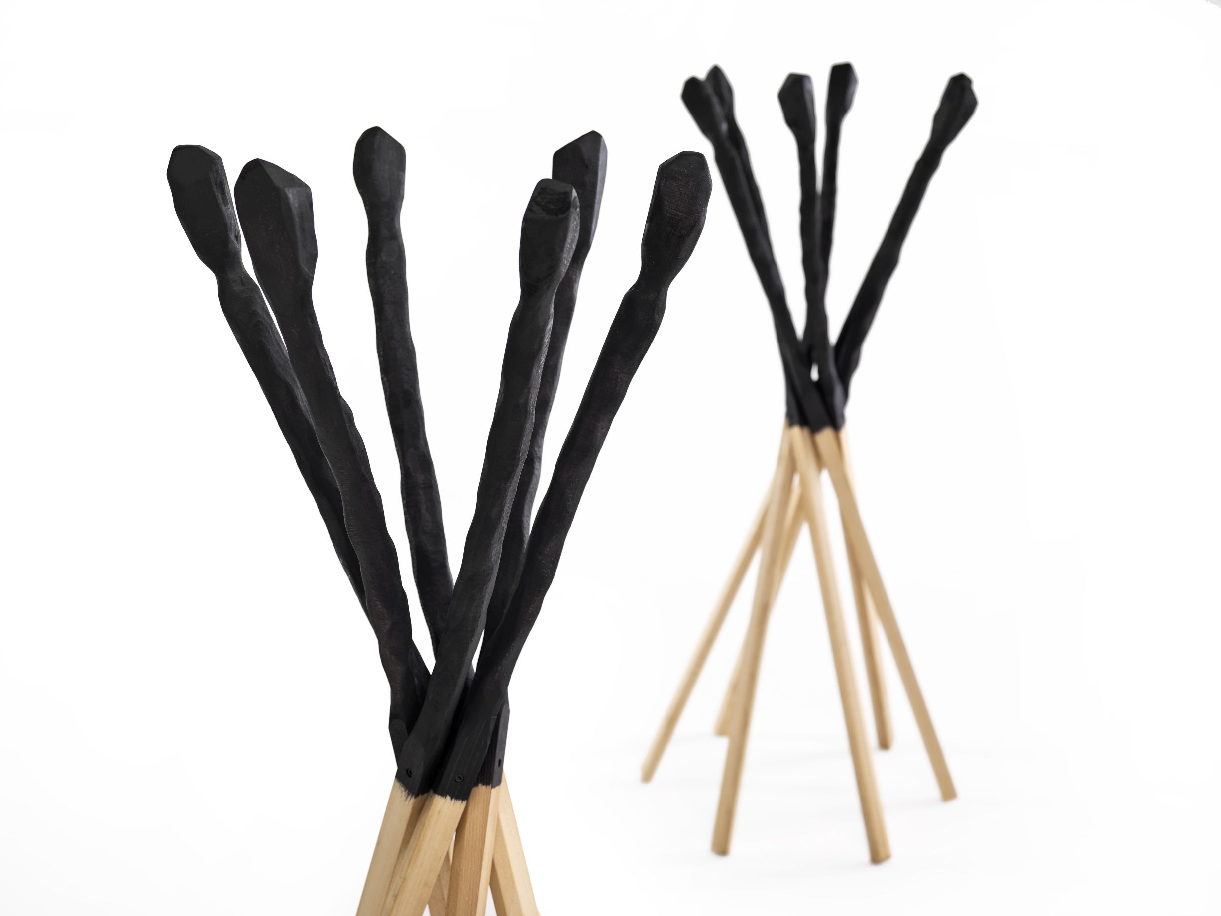 Zwei moderne Match Kleiderständer von Mogg, Design Kleiderständer aus Holz und schwarz lackiertem Metall.