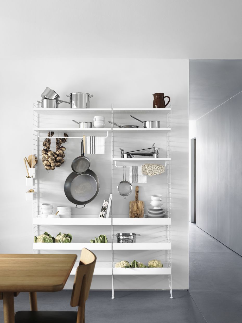Detailaufnahme eines weißen String Furniture Regals mit Küchenutensilien und dem 78 cm Stangen-Element.