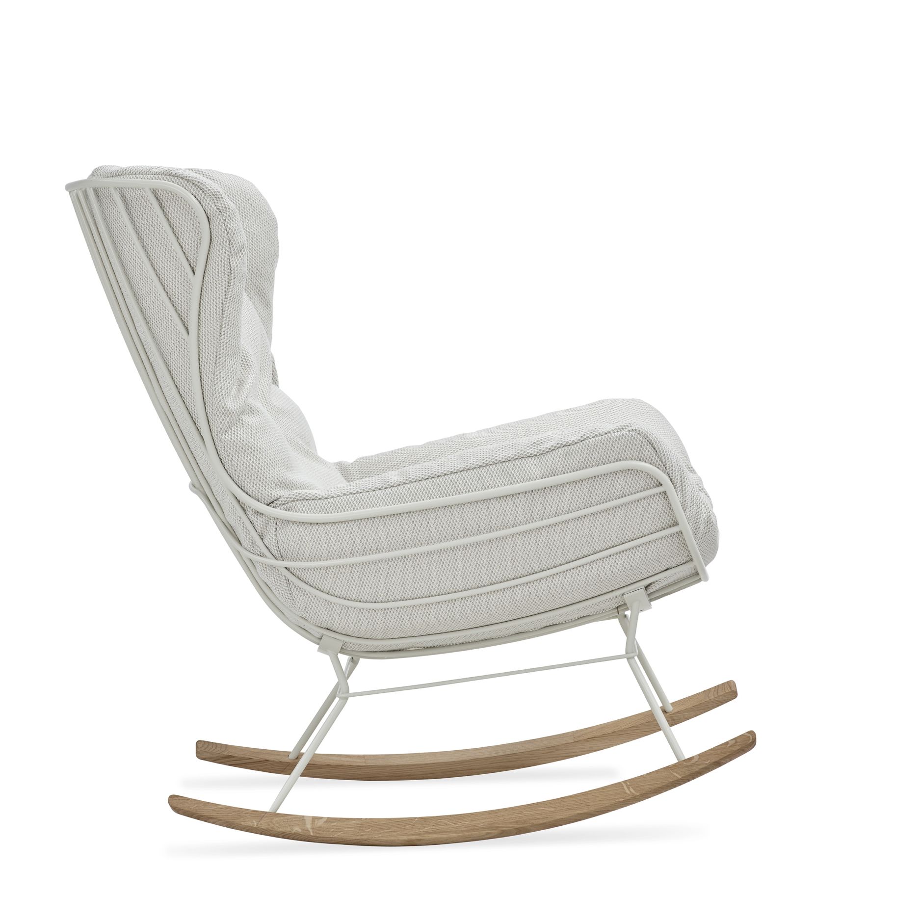 Leyasol Schaukelstuhl mit hoher Rückenlehne, weißem Bezug und Holzgestell von Freifrau Manufaktur.