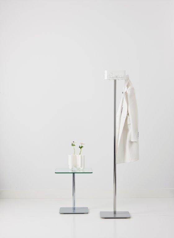 Flow Square Garderobenständer von Cascando mit weißem Mantel, minimalistisch und modern für Büro und Zuhause.