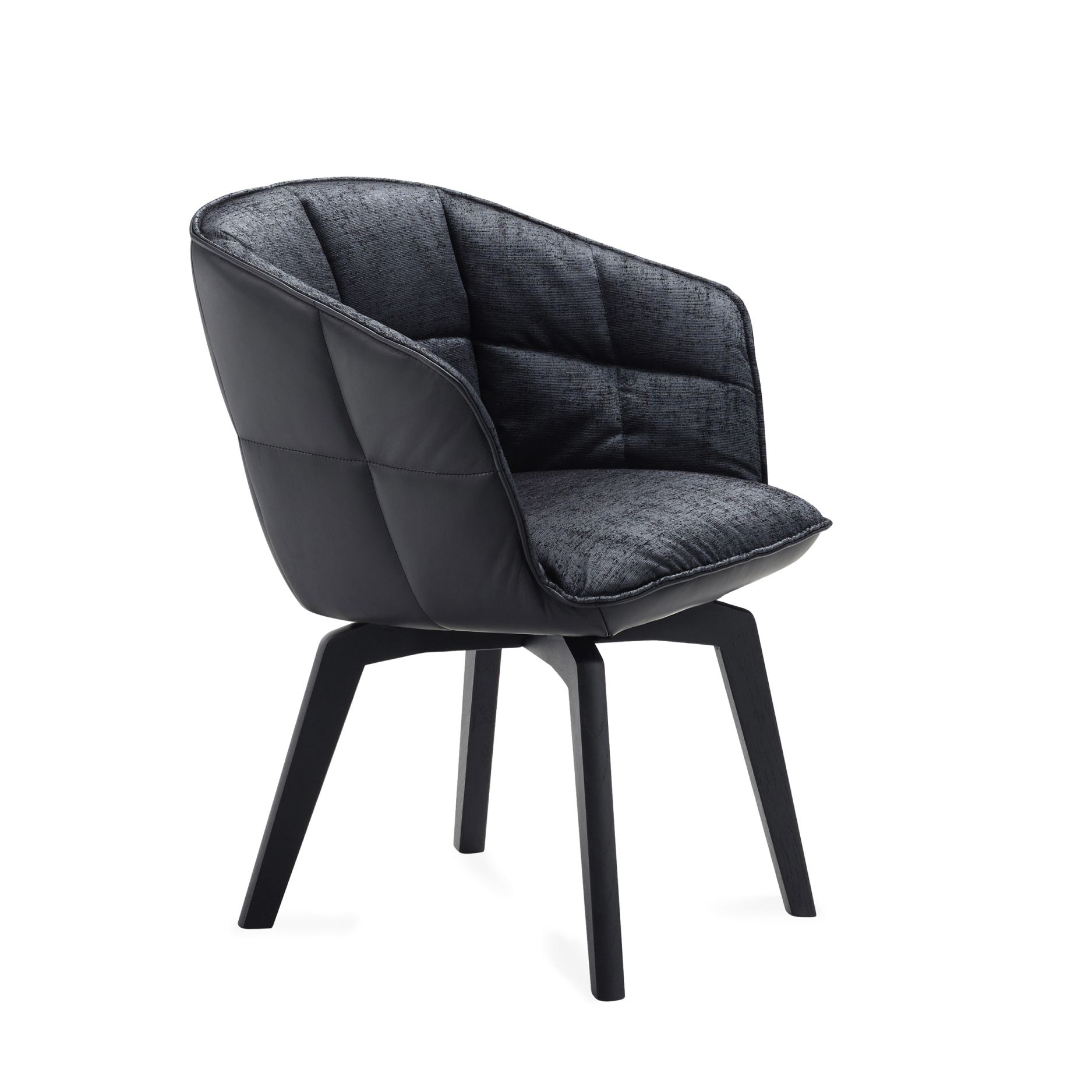 Schwarzer Marla Armlehnstuhl von Freifrau Manufaktur mit hoher Armlehne und gepolstertem Sitz.