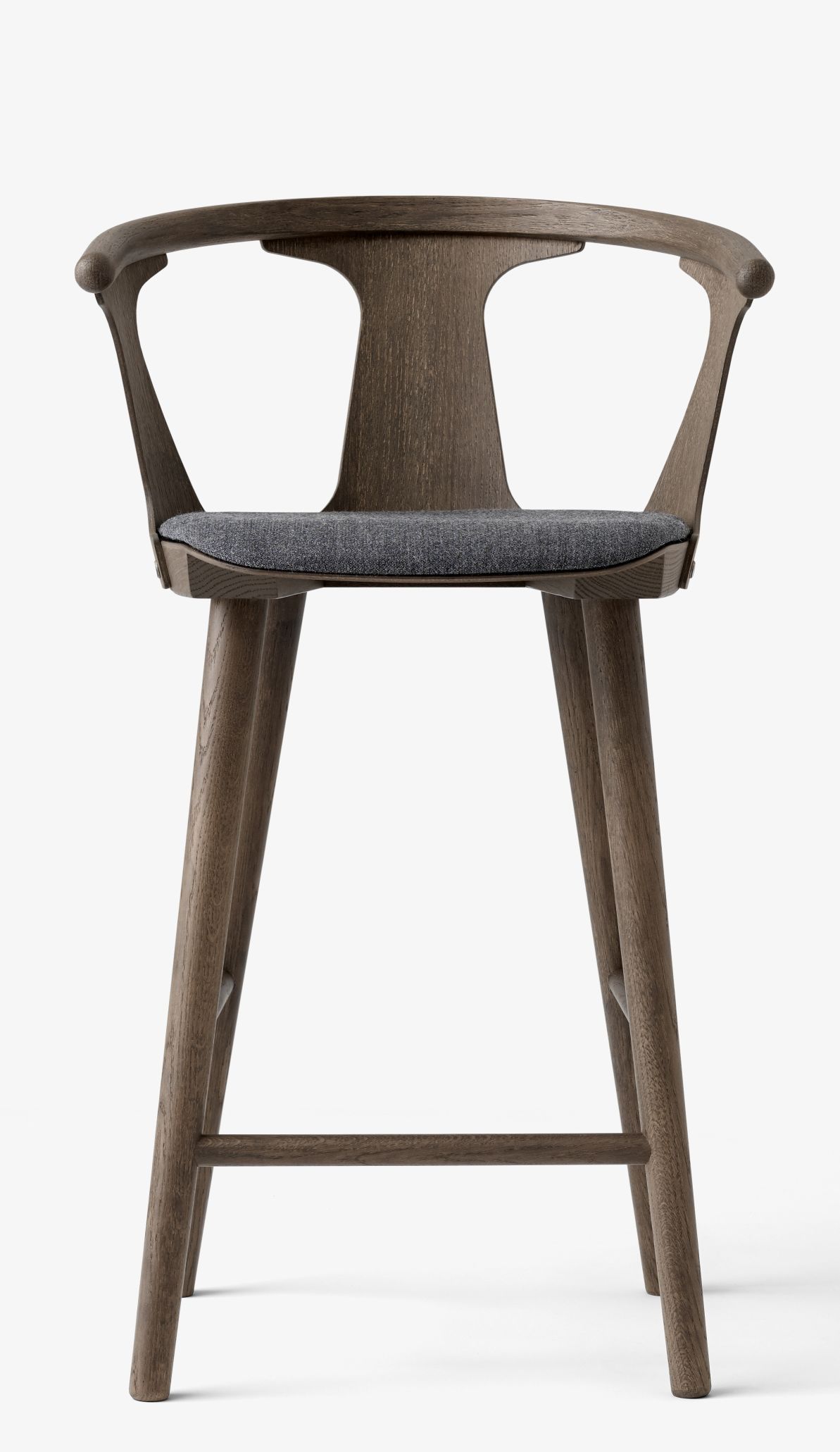 In Between Barhocker SK10 von AndTradition: Holz Barstuhl mit grauem Sitzpolster, Frontansicht.