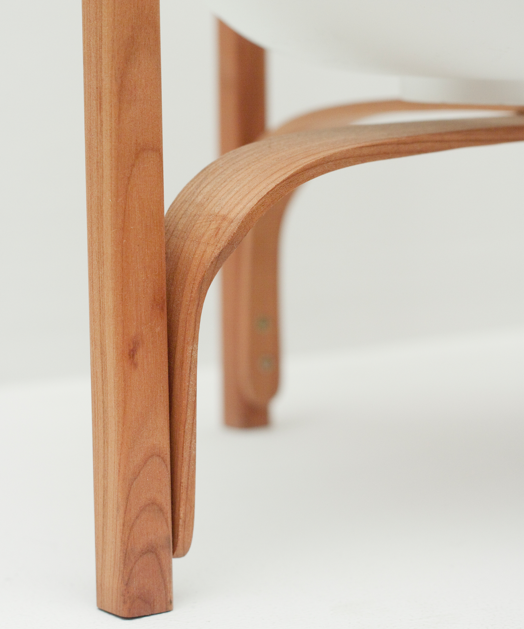 Detailaufnahme des Holzgestells der Cesta Tischleuchte / Laterne von Santa & Cole.