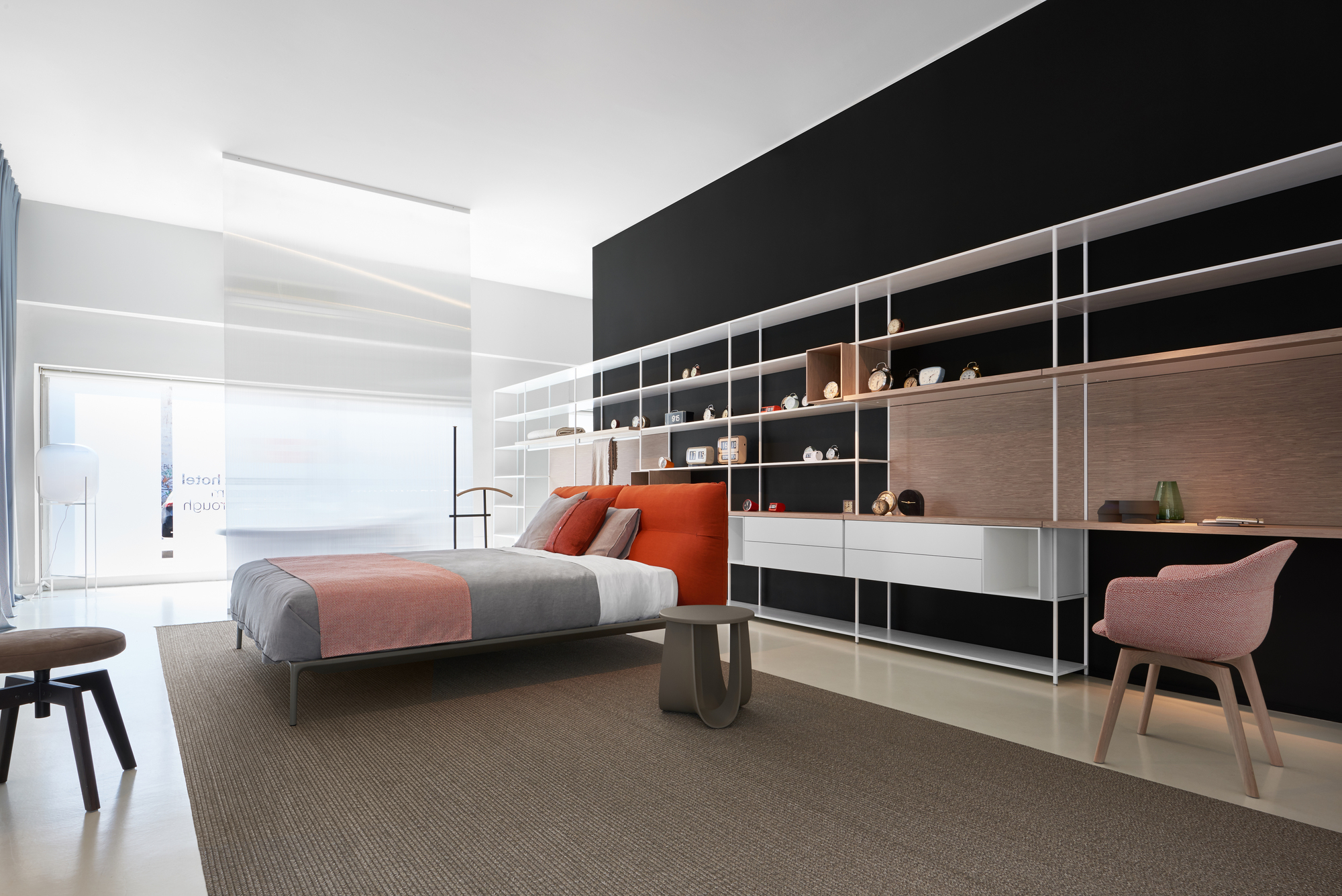 Schlafzimmer mit MDF Italia Bett, Regalwand und Ombre Stummer Diener für Kleidung.