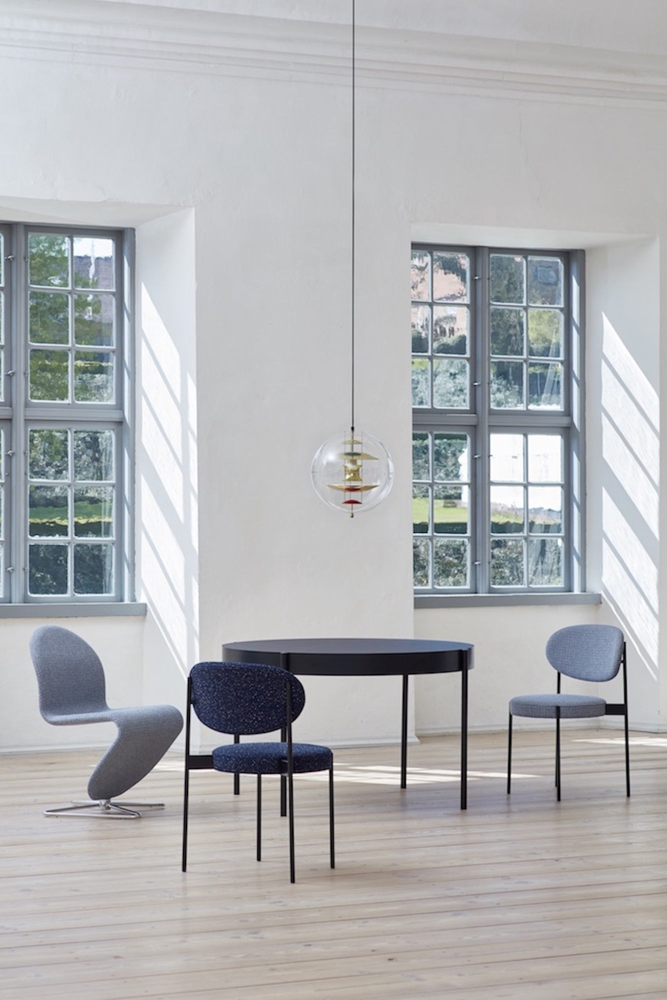 VP Globe Pendelleuchte von Verpan mit Messingdetails über einem Esstisch in einem hellen Raum.