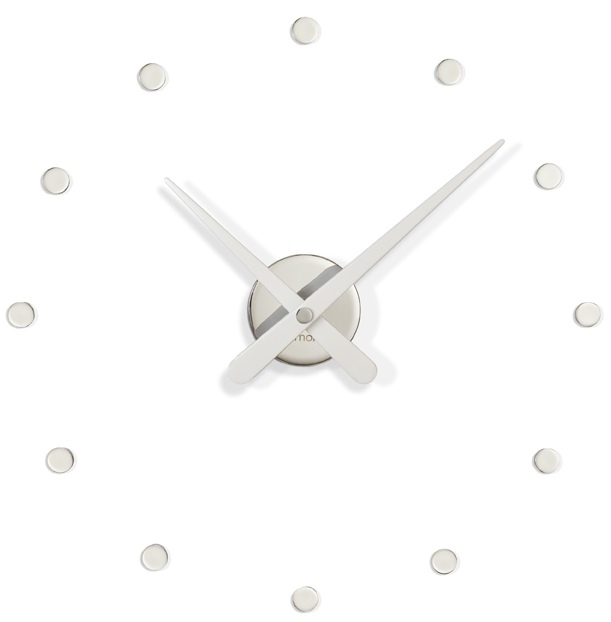 Weiße Rodón Mini Wanduhr von Nomon, minimalistisches Design mit silbernen Zeigern und Punktmarkierungen.